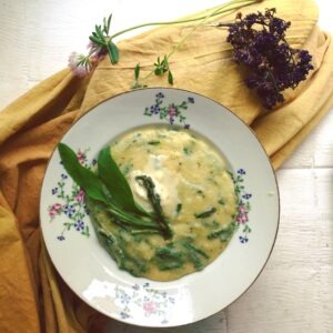 La Vanupied polenta asperges de printemps nappe teinture oignon